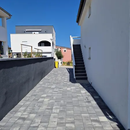 Deak Apartment Vir